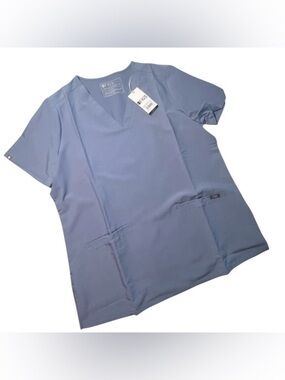 💙🩶FIGS Casma Three-Pocket Scrub Top. Size-Medium. Color- Vapor Blue. NWT.